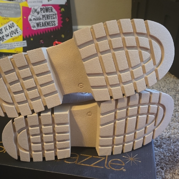 Shoe Dazzle Stylish Cream Boots with Red Laces - Picture 4 of 4